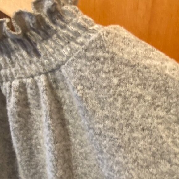 Adrienne Vittadini soft gray sweater mock neck ruffle cap sleeve womens size M - Picture 5 of 6